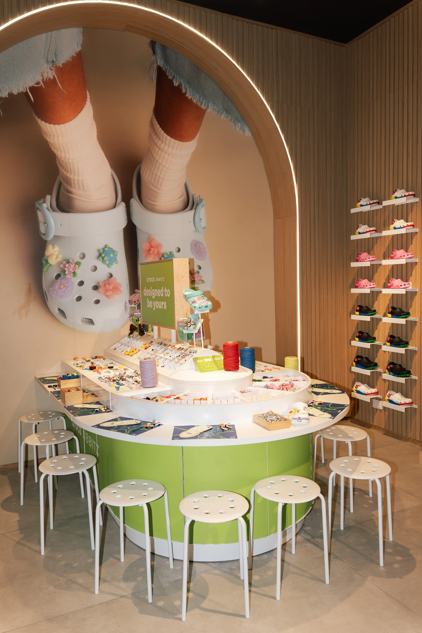 Clog Crocs blu decorati con Jibbitz™